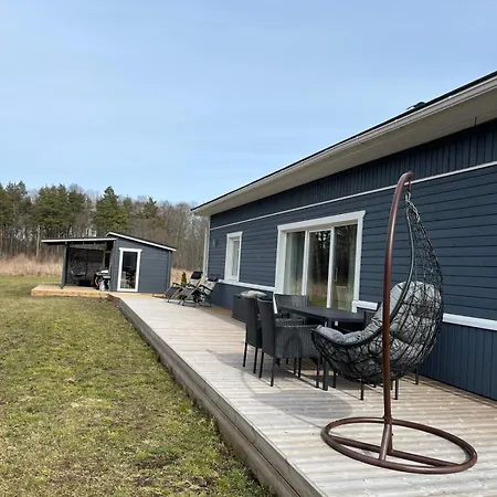 Sobra Haapsalu Laehistel Kaunis Looduses Nomme (Saaremaa)