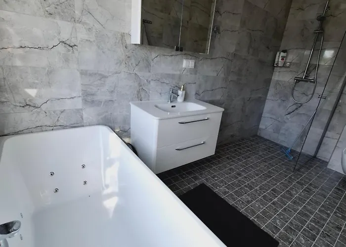 Sobra Haapsalu Laehistel Kaunis Looduses * Nomme (Saaremaa)